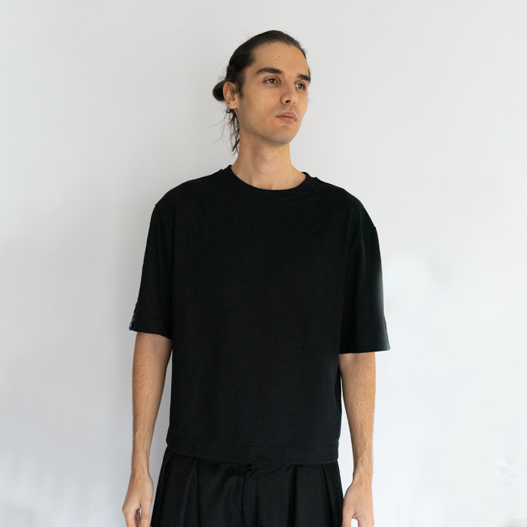 OVERSIZE CROPPED GRAPHIC T-SHIRT IN BLACK