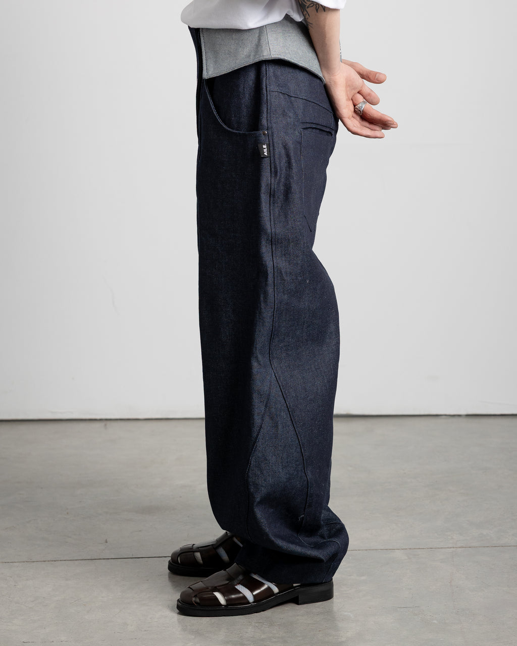 Tejido de alta gama: Confeccionado en 100% algodón Raw Denim (denim rígido texturizado) en un tono azul vaquero profundo.AILE