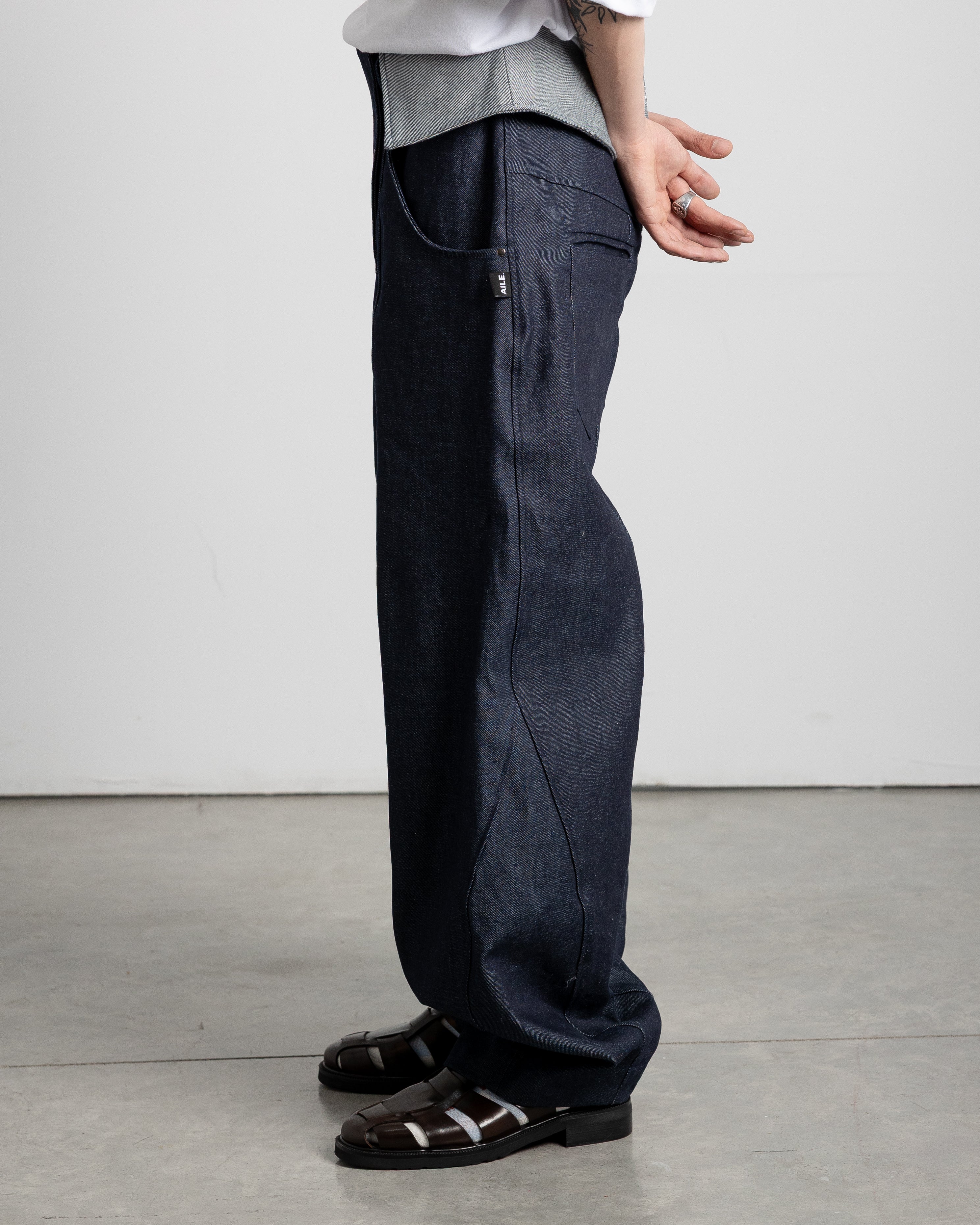 Tejido de alta gama: Confeccionado en 100% algodón Raw Denim (denim rígido texturizado) en un tono azul vaquero profundo.AILE