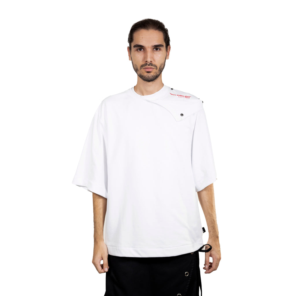 MULTIPOSITION WHITE TEE - "THE BED"