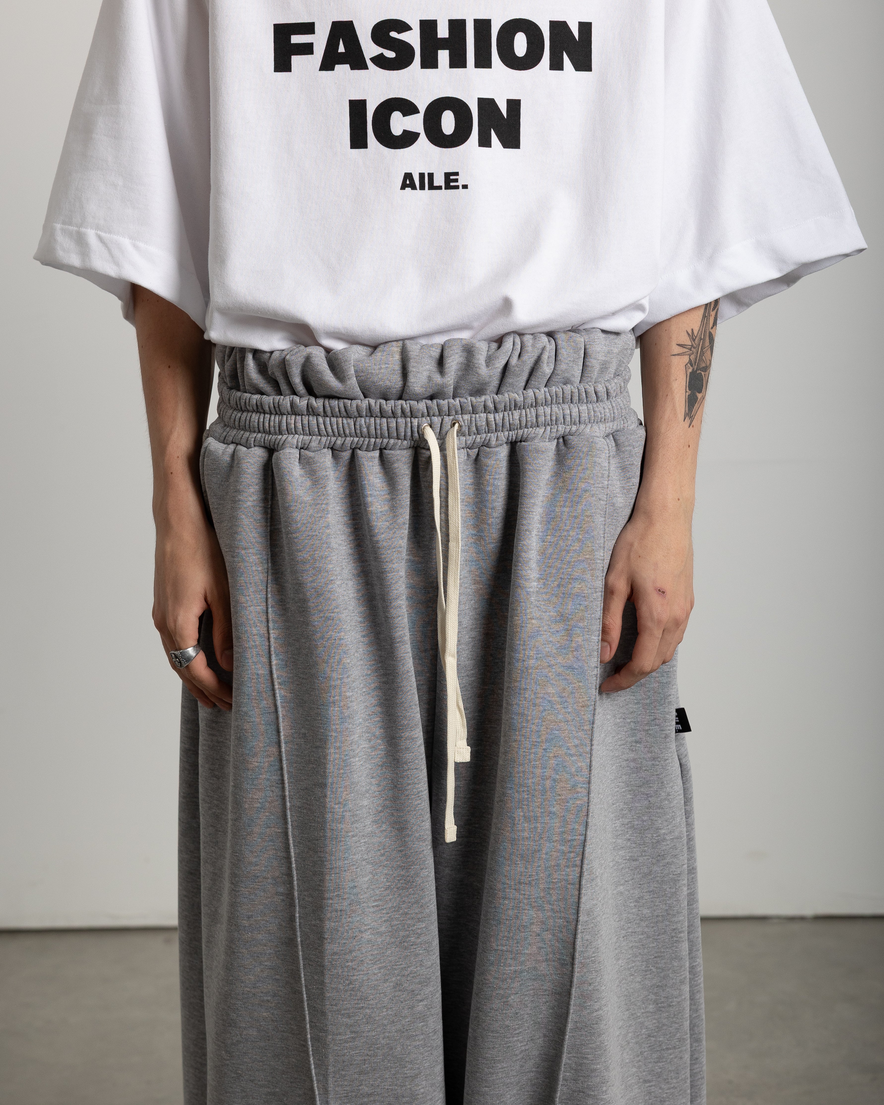 Tracksuit pants with double waistband. Balloon shape with a seam on the front and back of the pants.

