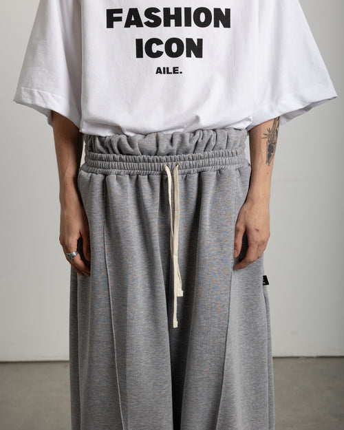 Tracksuit pants with double waistband. Balloon shape with a seam on the front and back of the pants.

