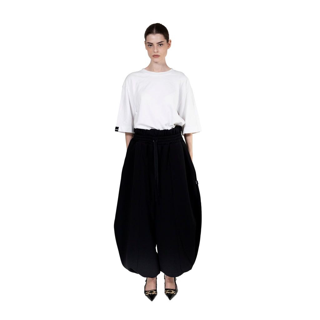 AILE is a genderless brand, founded in Vigo in 2022. Focused on the design of garments where pattern making and quality fabrics are the main driving force.