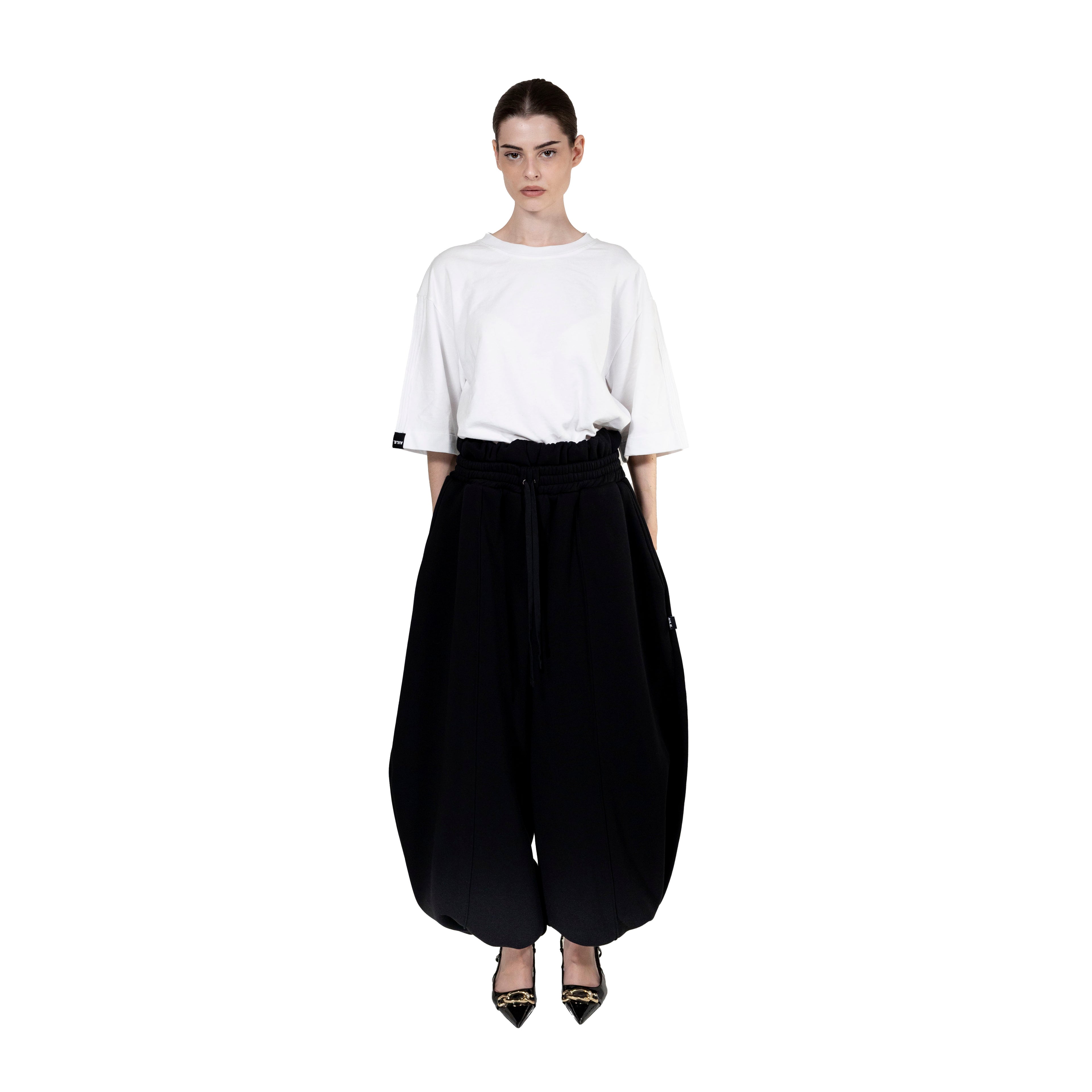 AILE is a genderless brand, founded in Vigo in 2022. Focused on the design of garments where pattern making and quality fabrics are the main driving force.