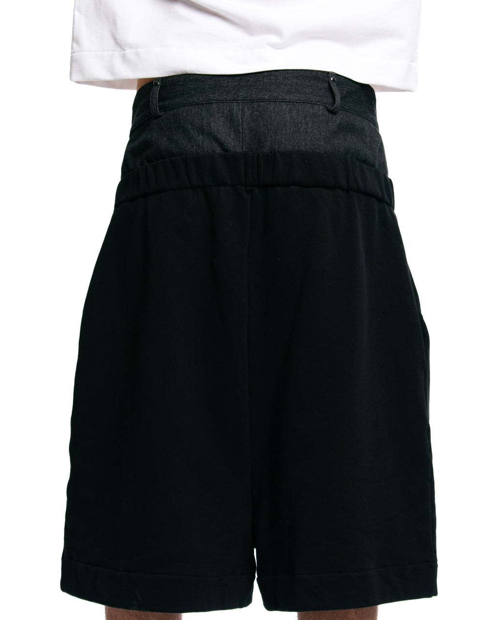 Pantalón de chándal corto en color negro con cinturilla vaquera color  negro.Aile