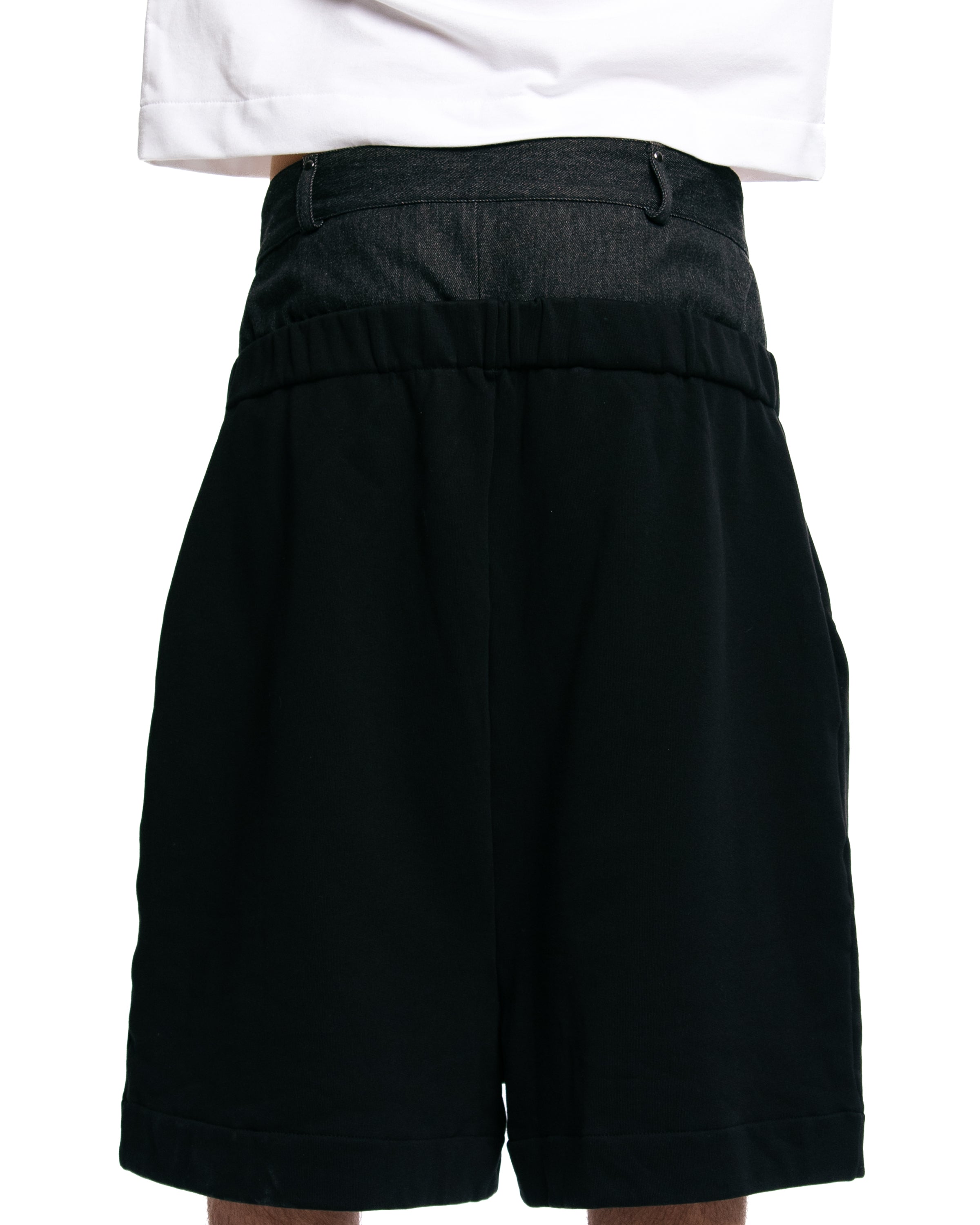 Pantalón de chándal corto en color negro con cinturilla vaquera color  negro.Aile