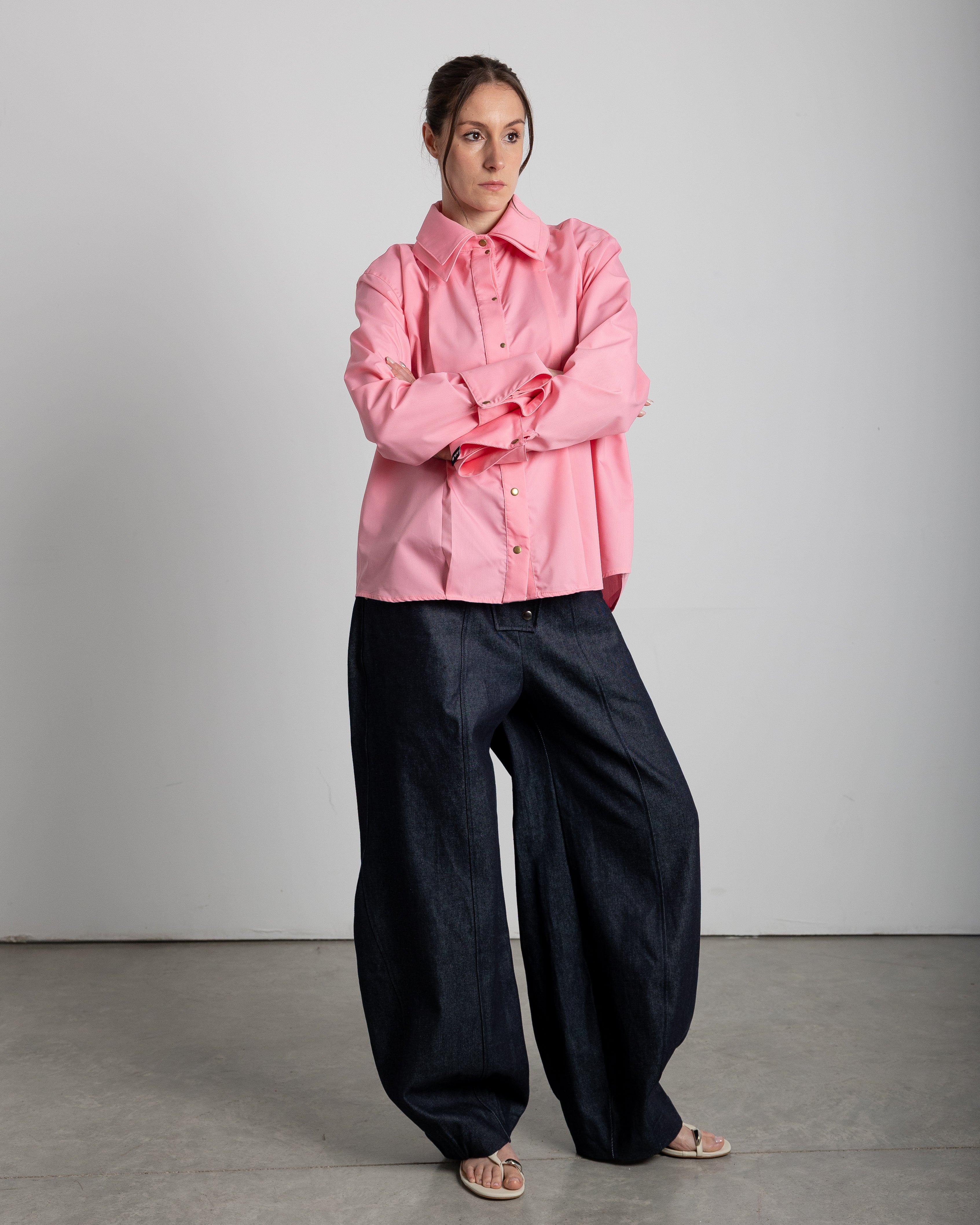 Balloon-style pants with a folded waistband and a 5-panel construction. Standard front pocket, double-layered back pocket, and hidden pocket. High-quality white screen print on the back of the pants.