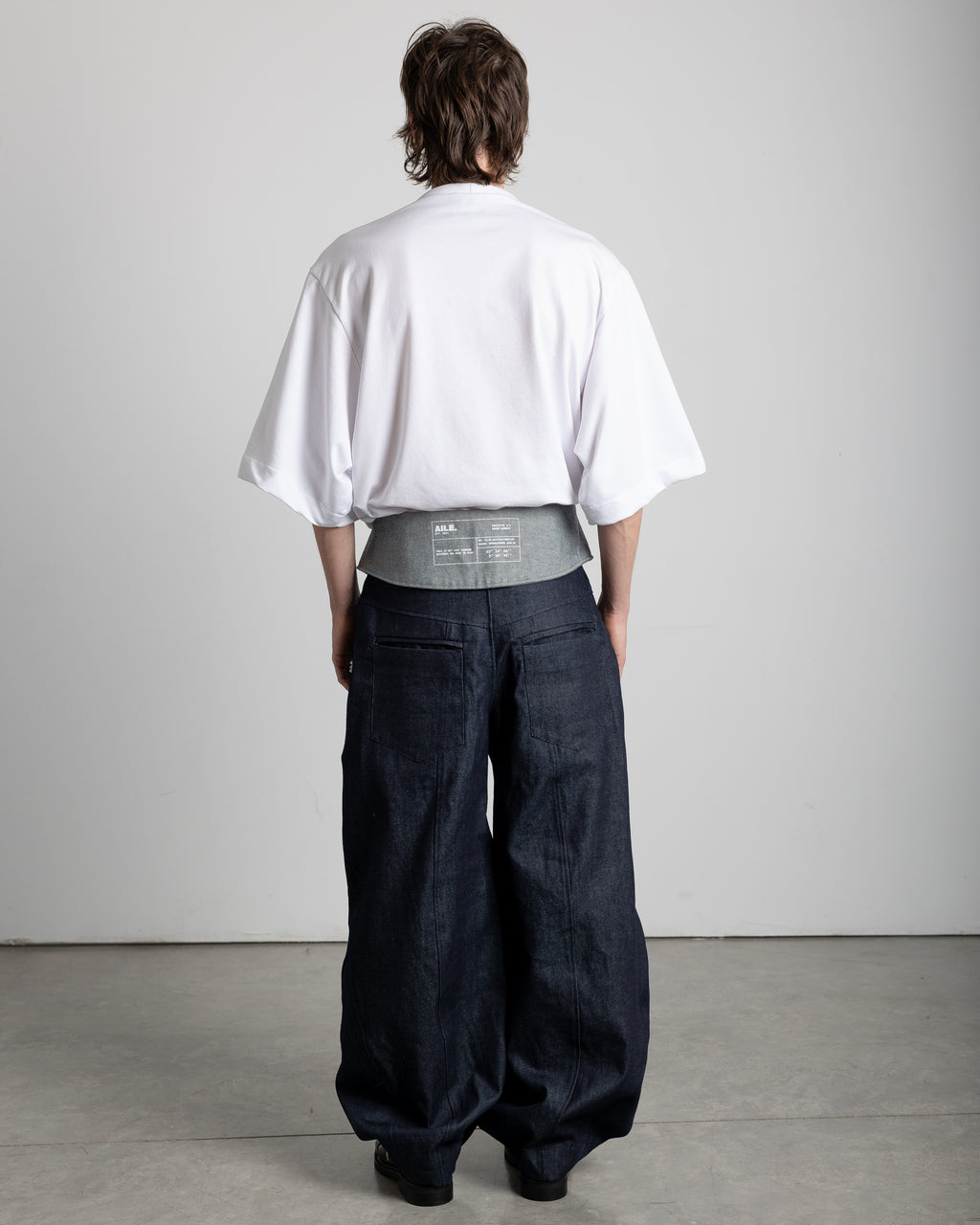 Balloon-style pants with a folded waistband and a 5-panel construction. Standard front pocket, double-layered back pocket, and hidden pocket. High-quality white screen print on the back of the pants.AILE