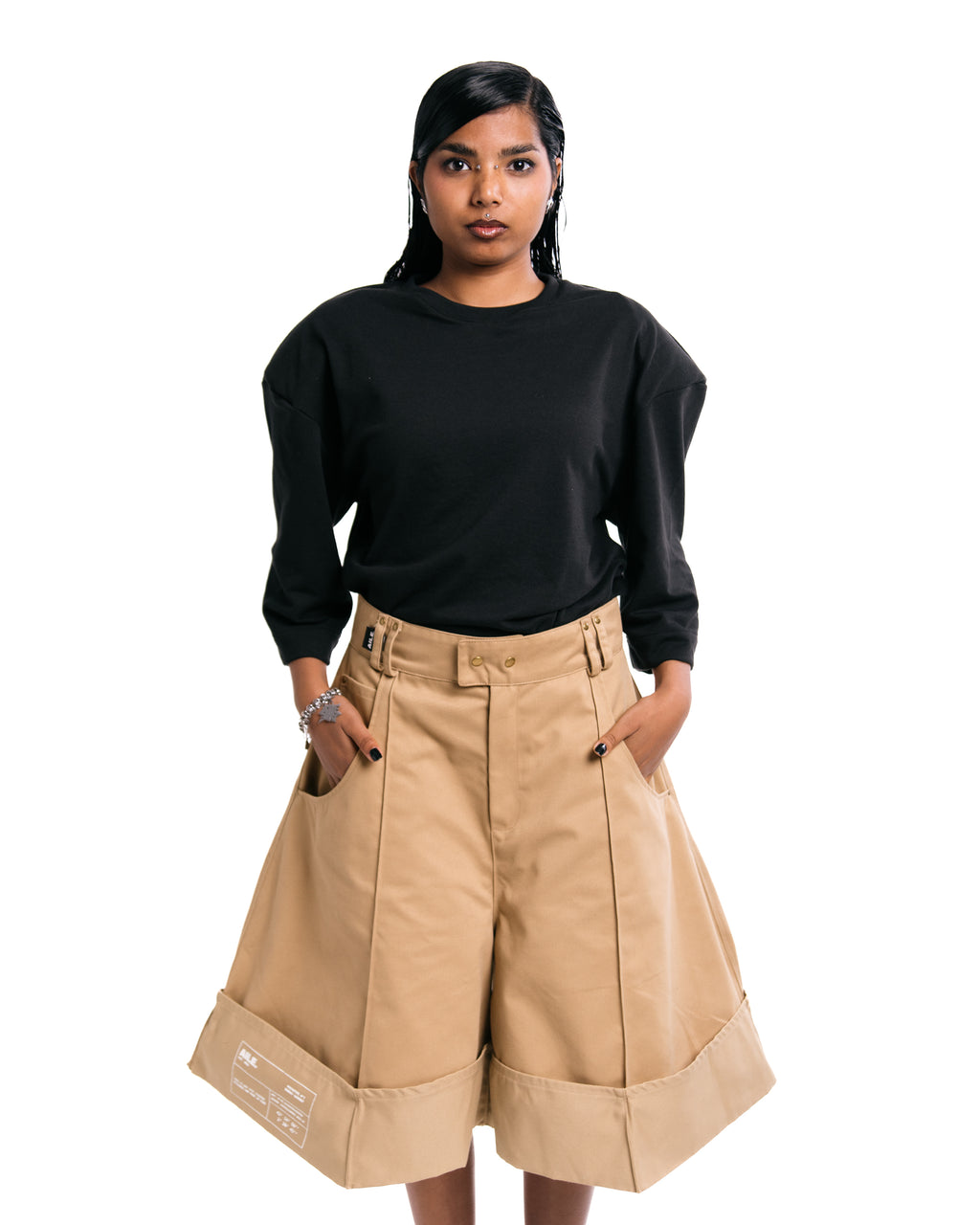 Bermudas en tejido sarga, corte triangular oversize en color beige con detalle estampado blanco en la pernera.AILE