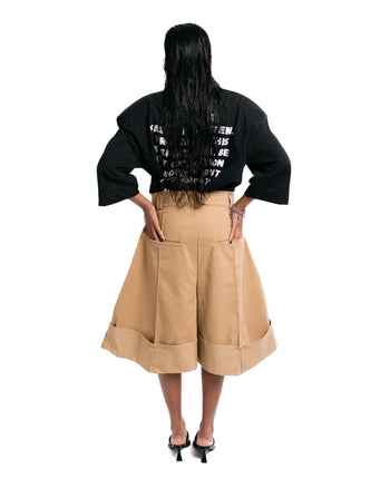 Bermuda shorts in twill fabric, oversize triangle shape in beige with white printed detail on the leg.AILE