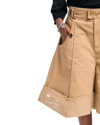 Bermuda streetwear shorts in twill fabric, oversize triangle shape in beige with white printed detail on the leg.