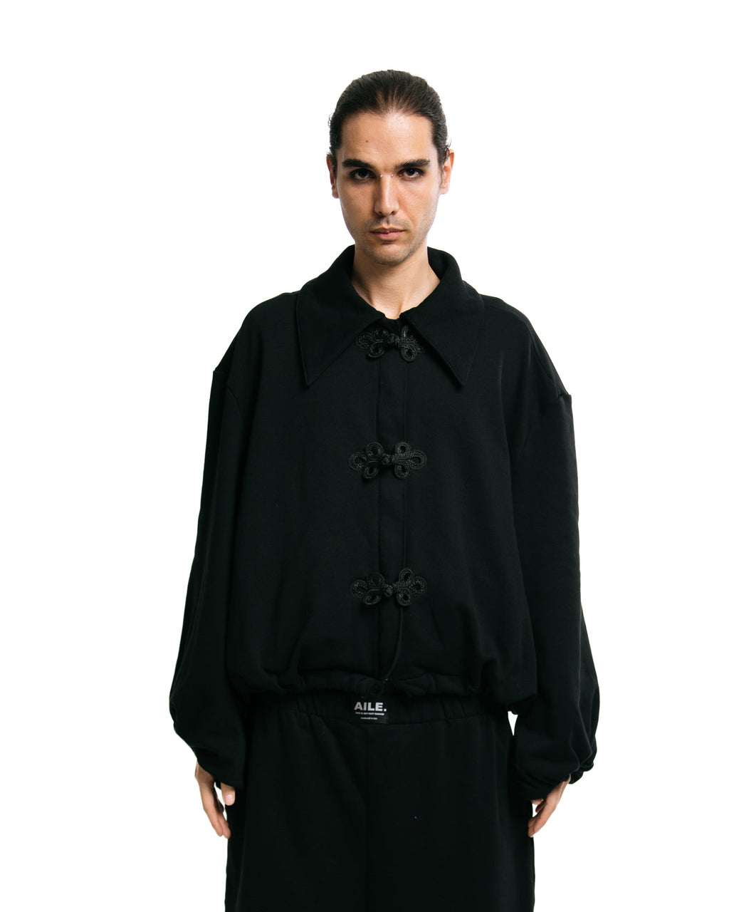 Diseñamos y producimos en pequeñas cantidades, cuidando cada detalle y apostando por prendas que no pasan de moda.