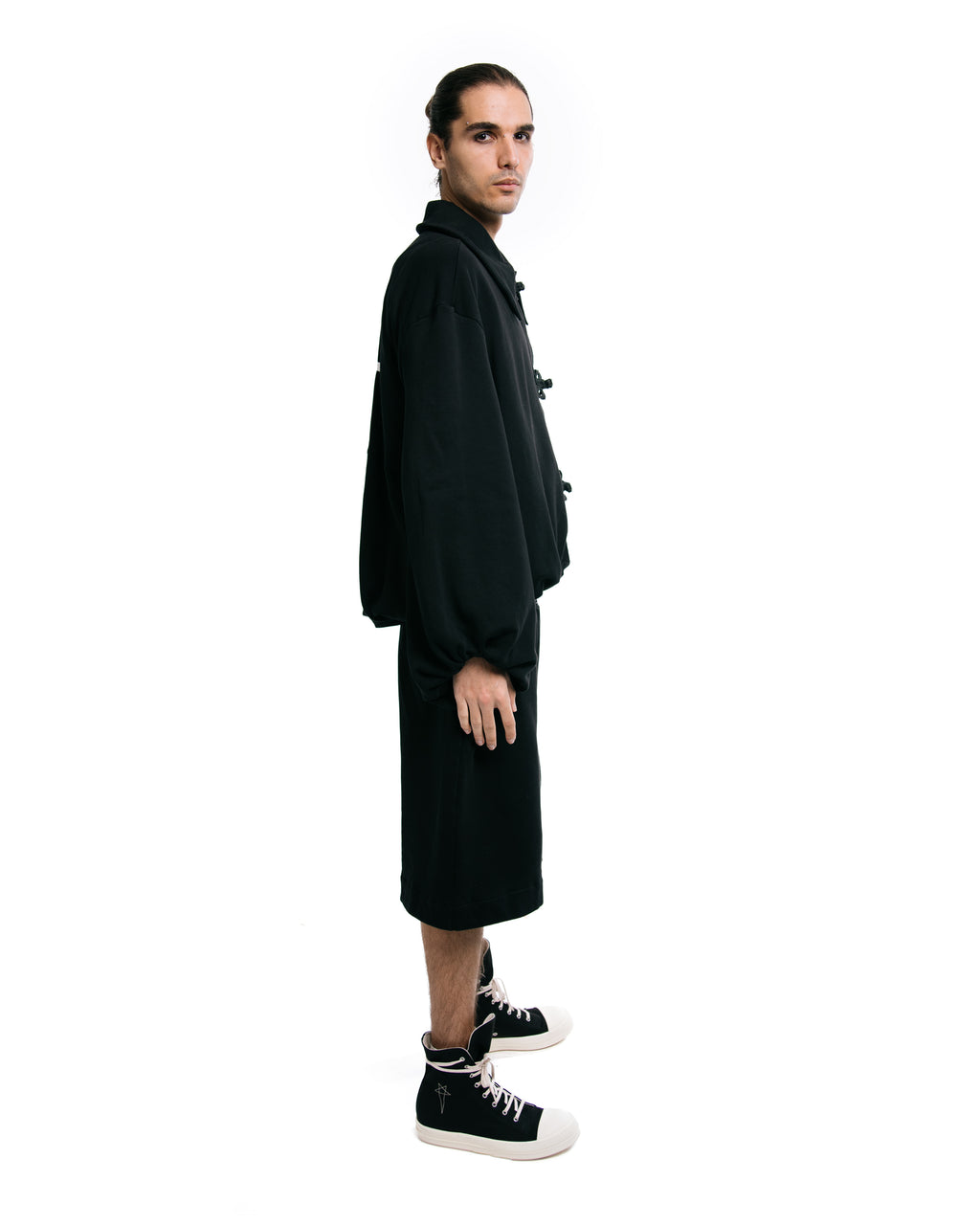 Diseñamos y producimos en pequeñas cantidades, cuidando cada detalle y apostando por prendas que no pasan de moda.
