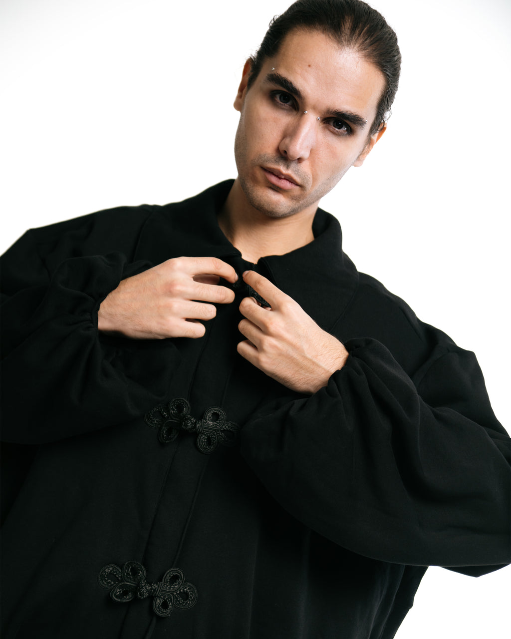 Diseñamos y producimos en pequeñas cantidades, cuidando cada detalle y apostando por prendas que no pasan de moda.