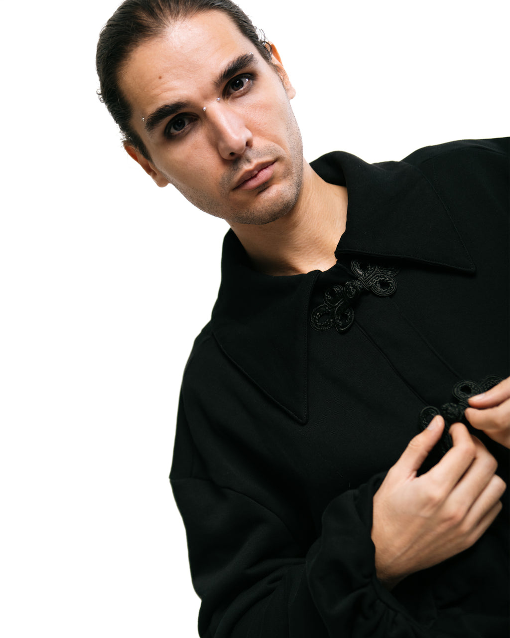 Diseñamos y producimos en pequeñas cantidades, cuidando cada detalle y apostando por prendas que no pasan de moda.