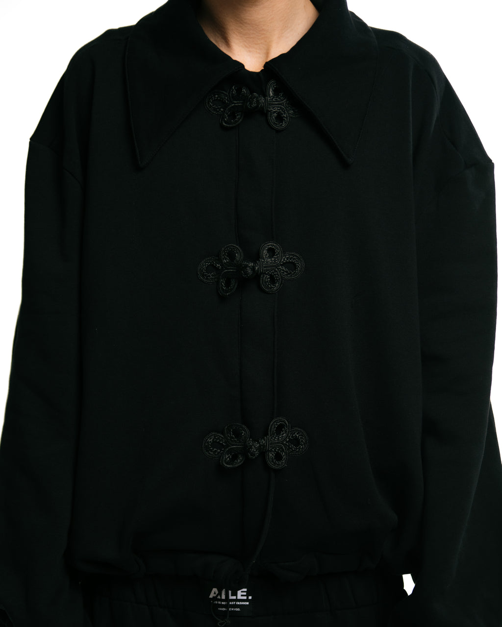 Diseñamos y producimos en pequeñas cantidades, cuidando cada detalle y apostando por prendas que no pasan de moda.