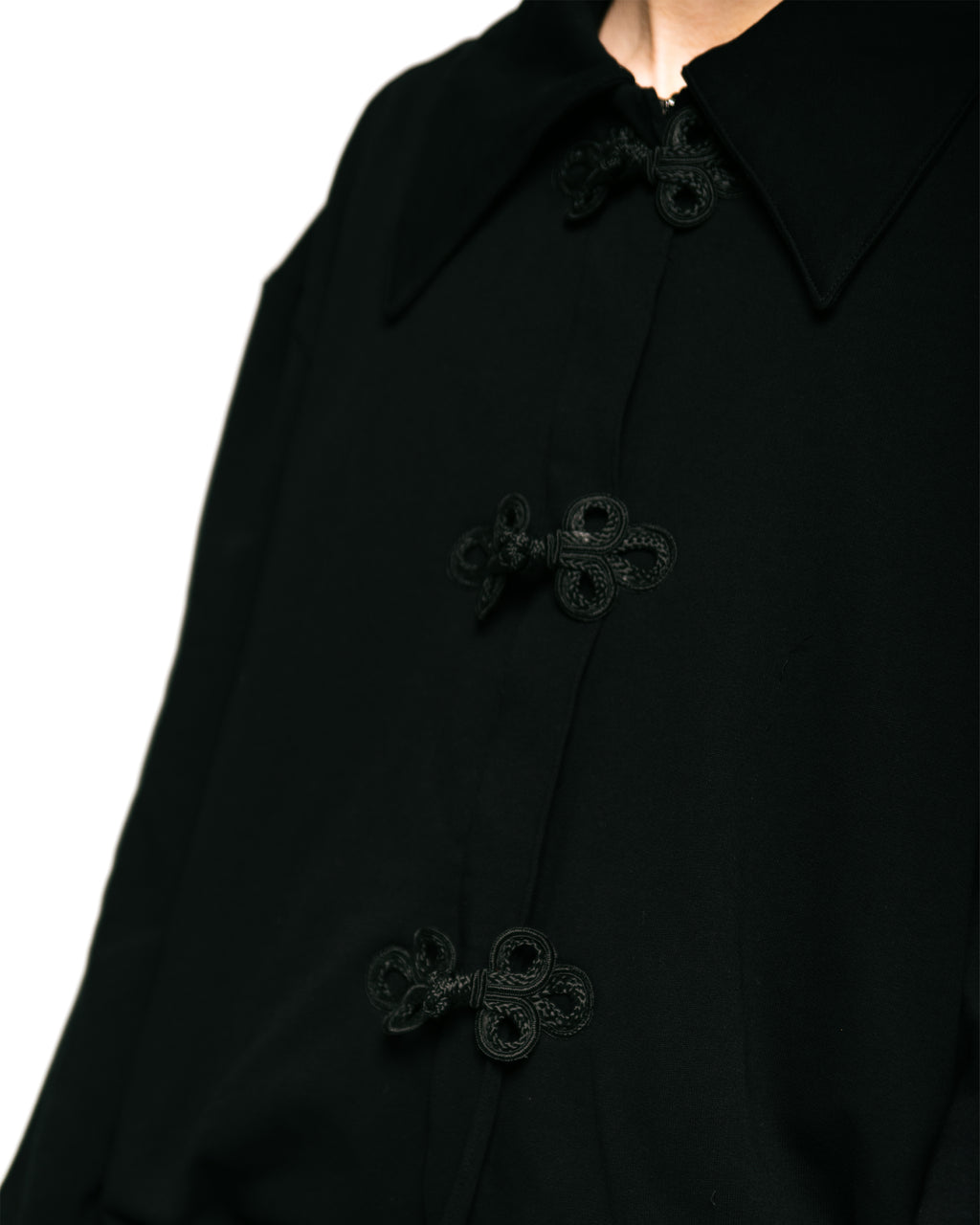 Diseñamos y producimos en pequeñas cantidades, cuidando cada detalle y apostando por prendas que no pasan de moda.
