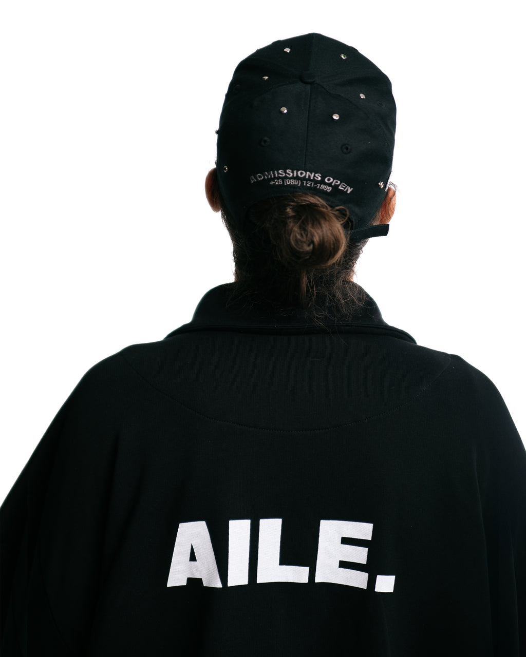 Diseñamos y producimos en pequeñas cantidades, cuidando cada detalle y apostando por prendas que no pasan de moda.