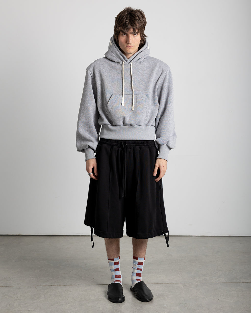 Capri tracksuit pants with double waistband and adjustable straps in the legs. Balloon or oversize shape.