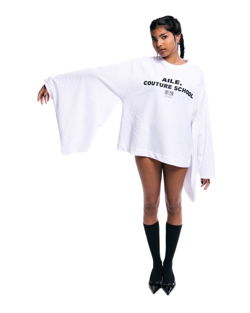 Long-sleeved T-shirt with traditional kimono sleeves. The sleeve features two openings for inserting the arm in two different ways. Designed and entirely handcrafted in Vigo by AILE BRAND