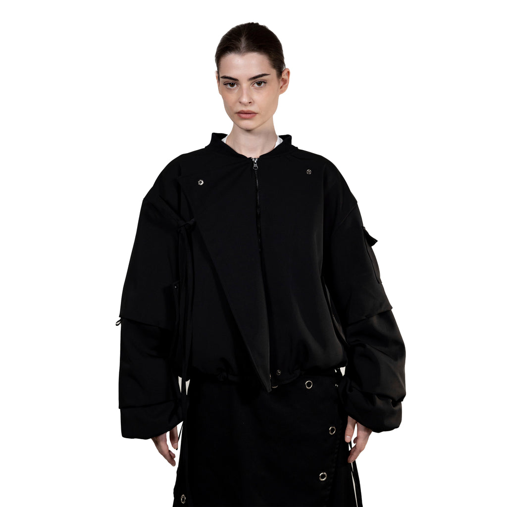 Chaqueta de sarga de doble capa en color negro. Exterior 100 % impermeable e interior de forro polar. Mangas dobladas y parte delantera multiposición.

Corte regular oversize