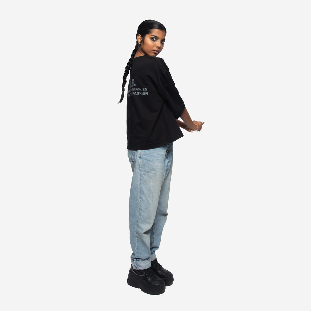 OVERSIZE CROPPED GRAPHIC T-SHIRT IN BLACK