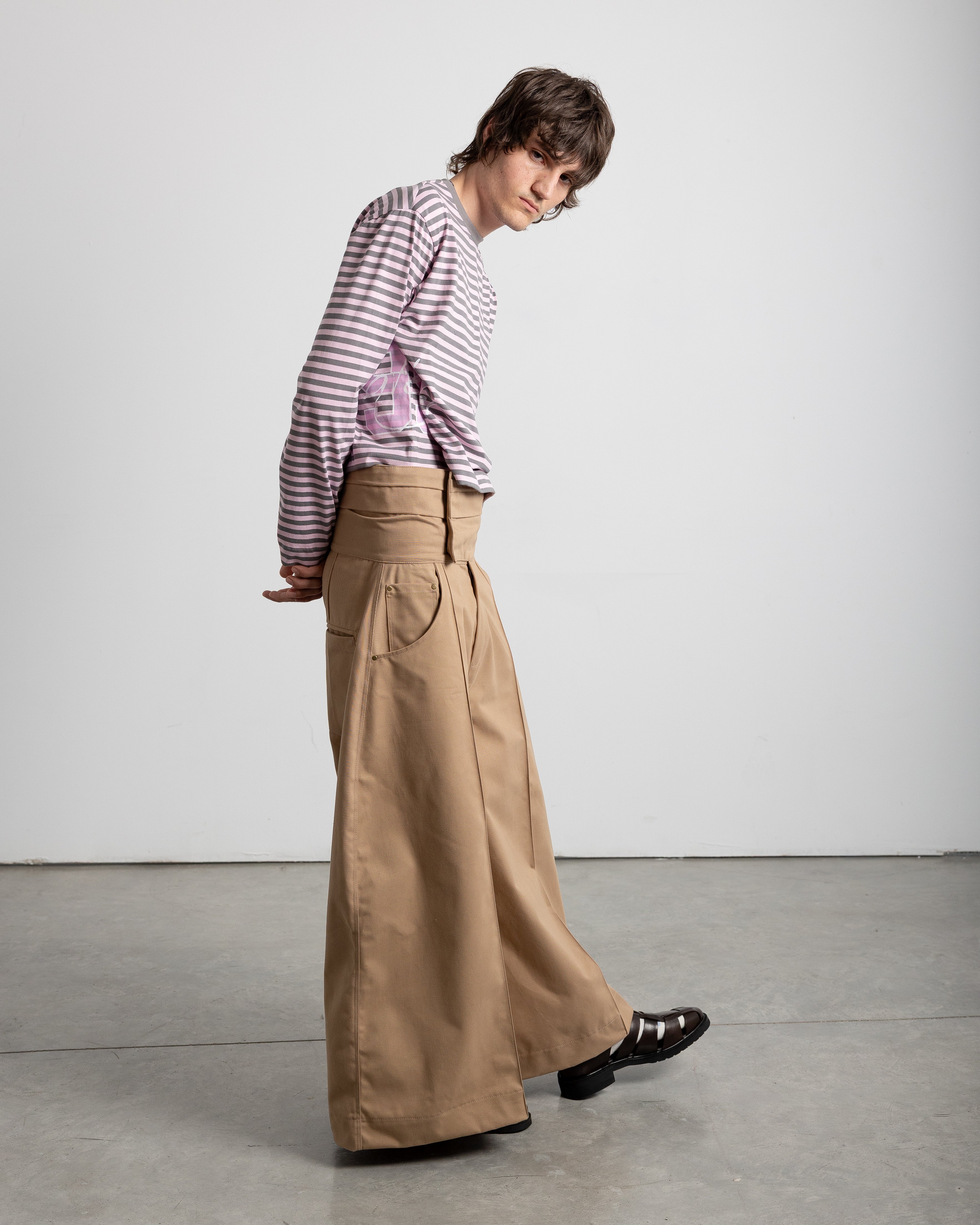 Todas nuestras prendas están diseñadas, patronadas, cortadas, cosidas y acabadas a mano en un pequeño taller en Vigo, elaborado por profesionales con más de 25 años de experiencia en la industria de la moda.