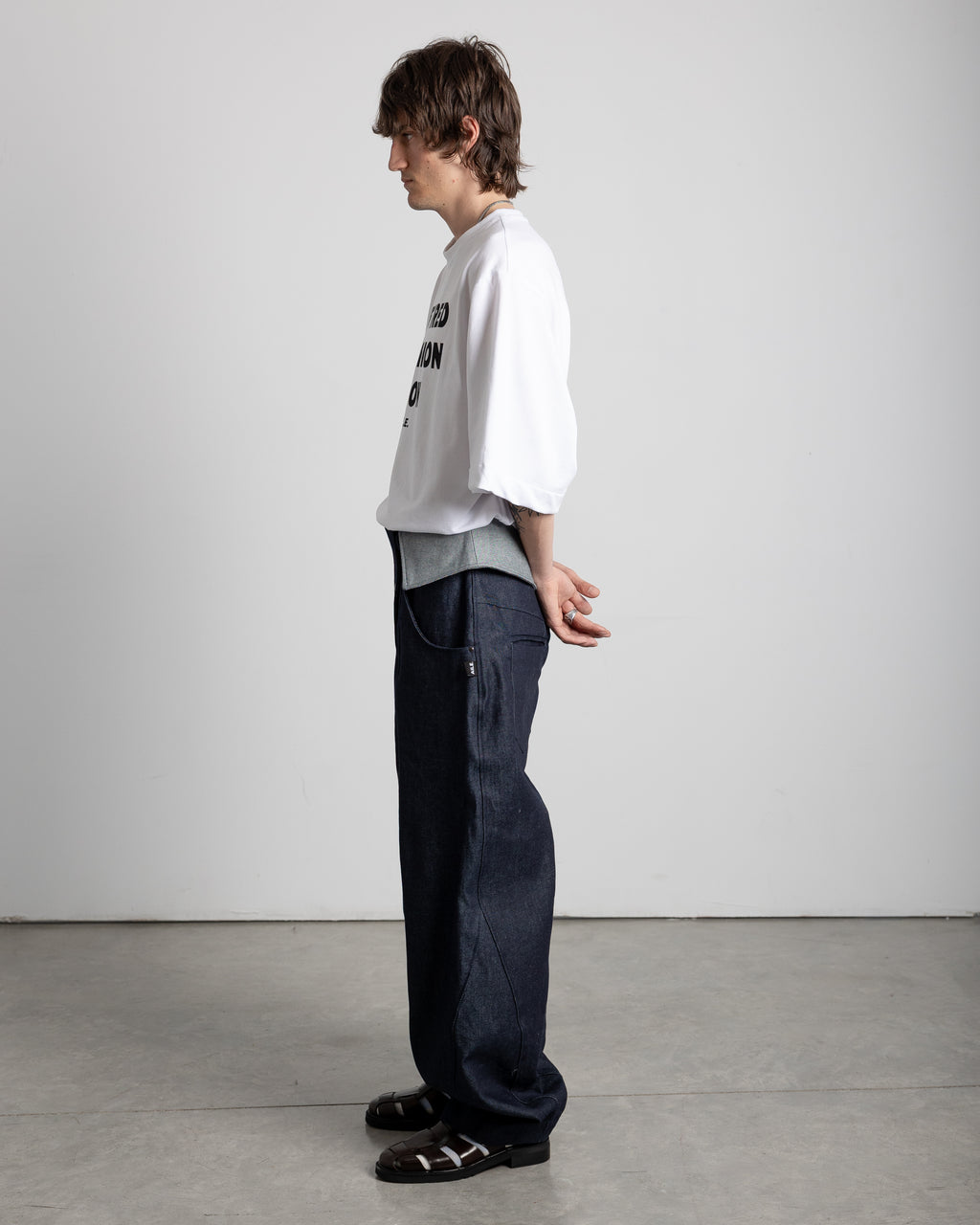 Pantalones estilo globo con cintura doblada y confección de 5 paneles. Bolsillo delantero estándar, bolsillo trasero de doble capa y bolsillo oculto. Estampado blanco de alta calidad en la parte posterior.AILE