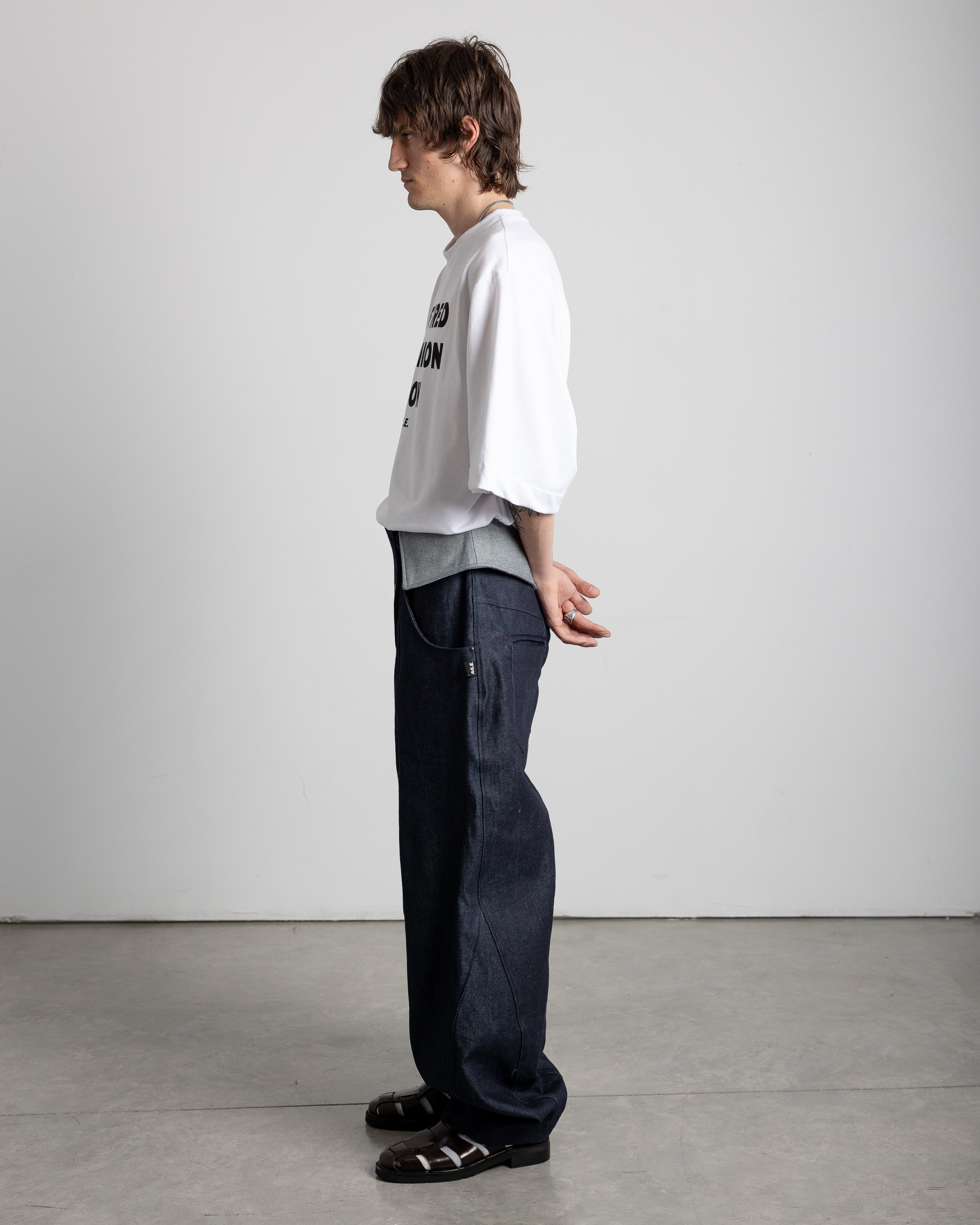 Pantalones estilo globo con cintura doblada y confección de 5 paneles. Bolsillo delantero estándar, bolsillo trasero de doble capa y bolsillo oculto. Estampado blanco de alta calidad en la parte posterior.AILE