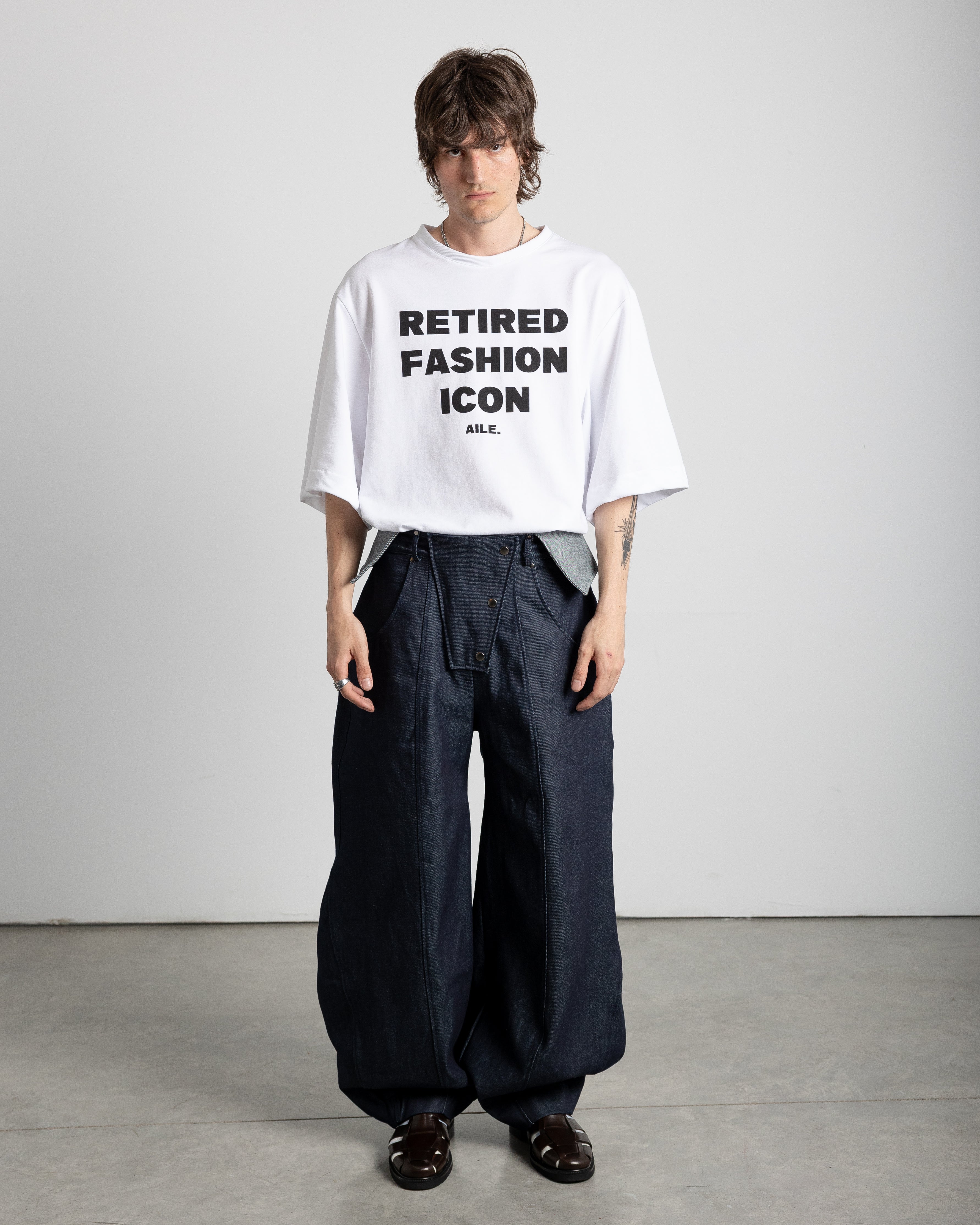 Balloon pants in 100% cotton RAW denim. Balloon-style pants with a folded waistband and a 5-panel construction. Standard front pocket, double-layered back pocket, and hidden pocket. High-quality white screen print on the back of the pants.