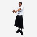 Wide-leg Bermuda shorts with a skirt-like effect, featuring an embroidered belt loop and pockets. They have a zip fastening, a flap closure, and internal drawstrings for waist adjustment.Handmade in Vigo by Aile Brand.