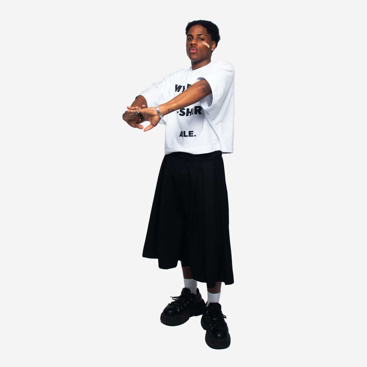 Wide-leg Bermuda shorts with a skirt-like effect, featuring an embroidered belt loop and pockets. They have a zip fastening, a flap closure, and internal drawstrings for waist adjustment.Handmade in Vigo by Aile Brand.