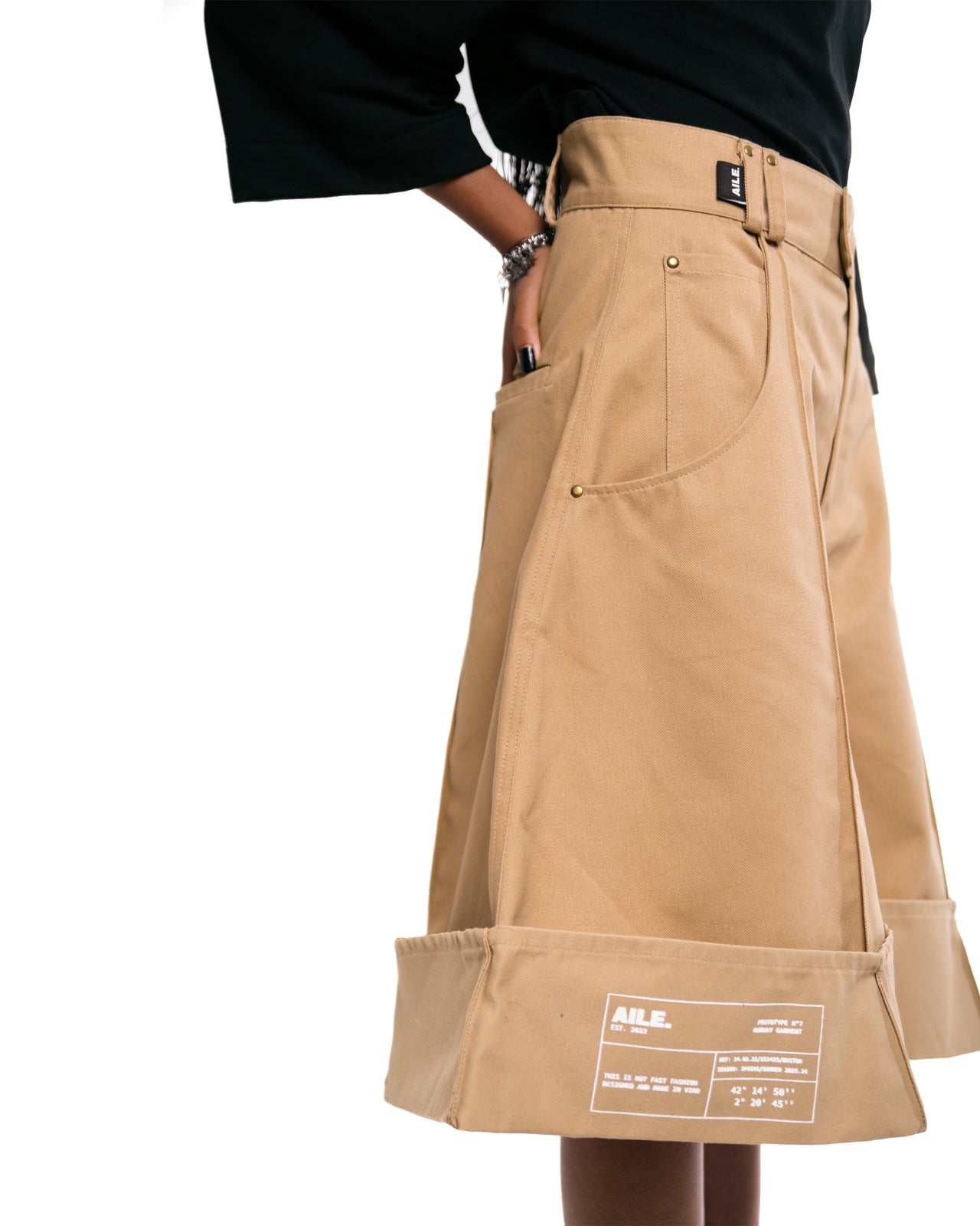 Bermuda shorts in twill fabric, oversize triangle shape in beige with white printed detail on the leg_AILE BRAND