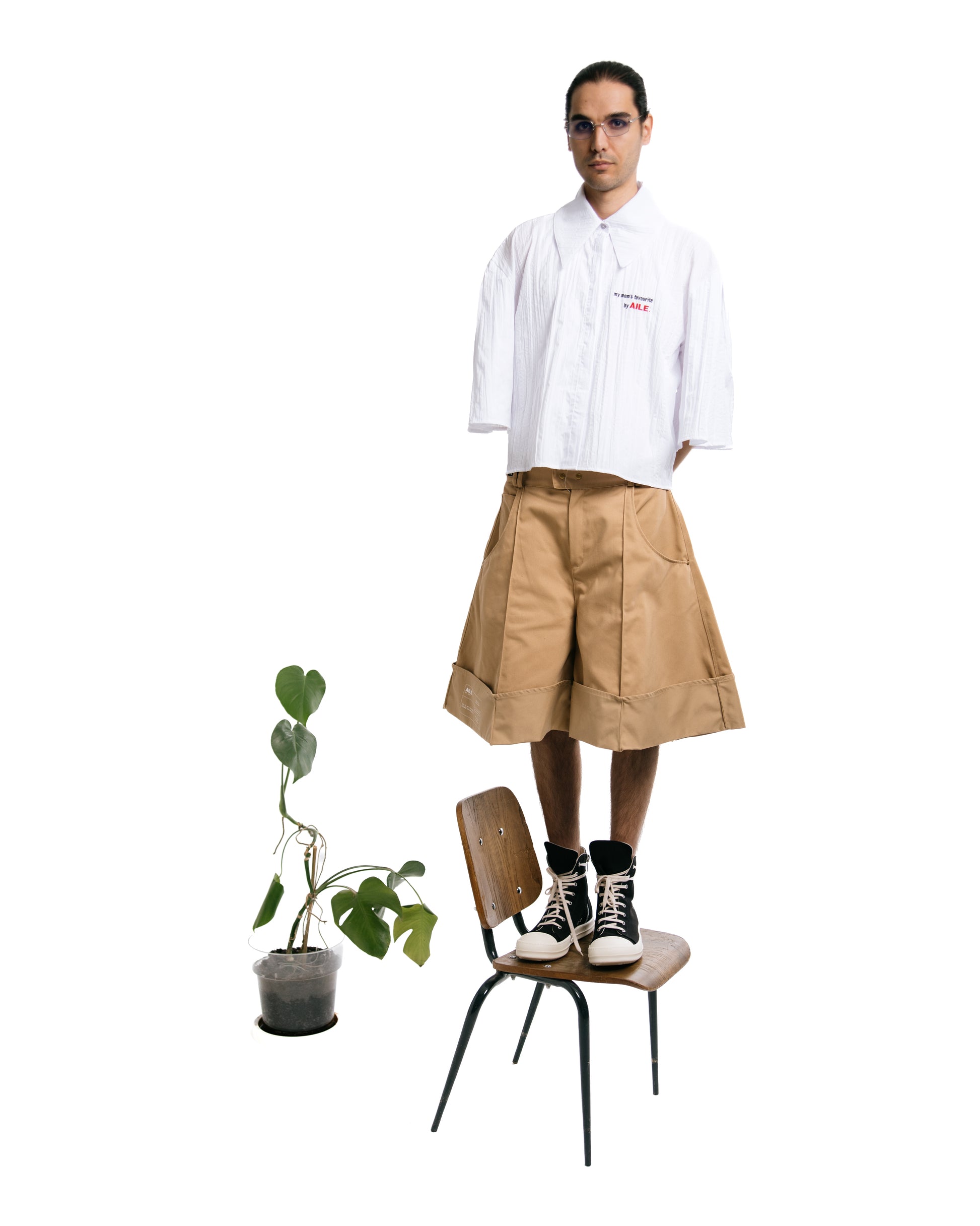 Bermuda shorts in twill fabric, oversize triangle shape in beige with white printed detail on the leg.AILE BRAND